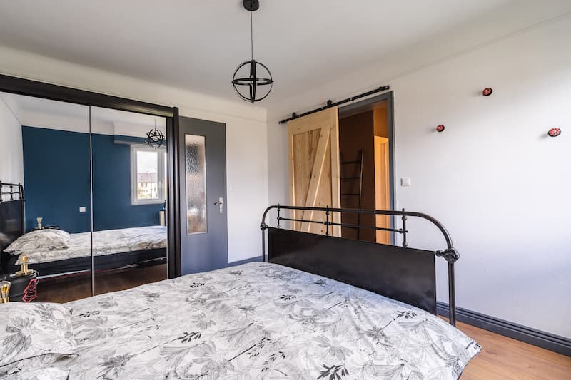 Chambre double avec porte industrielle Chez Maïdala gîte airbnb à Colmar Alsace