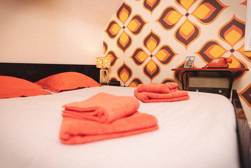 Chez-Maidala-Gite-Airbnb-Colmar-Alsace-Location-Vacances-Chambre-Lit-Double-70's-Vintage-Orange-Musique