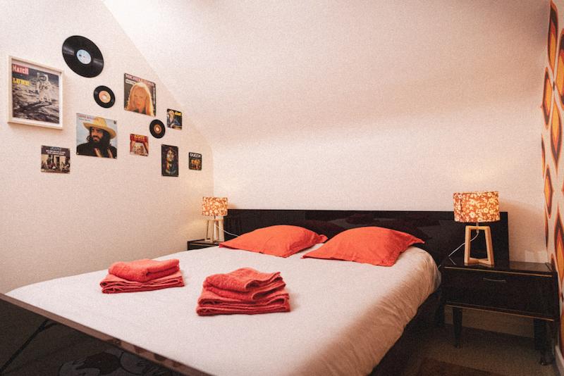 Chez-Maidala-Gite-Airbnb-Colmar-Alsace-Location-Vacances-Chambre-Lit-Double-Chambre-Vintage-70's-vinyle-téléphone