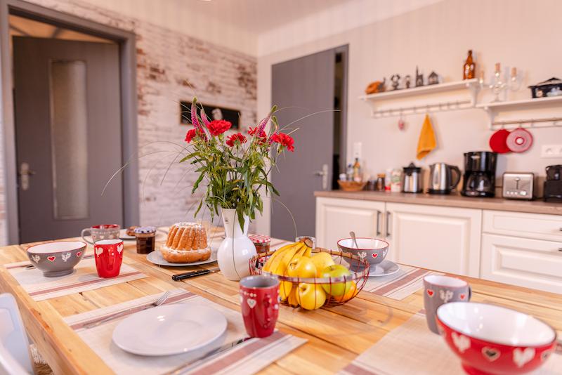 Chez-Maidala-Gite-Airbnb-Colmar-Alsace-Location-Vacances-La-table-du-petit-dejeuner-Equipee-Gourmand-Cuisine-Web