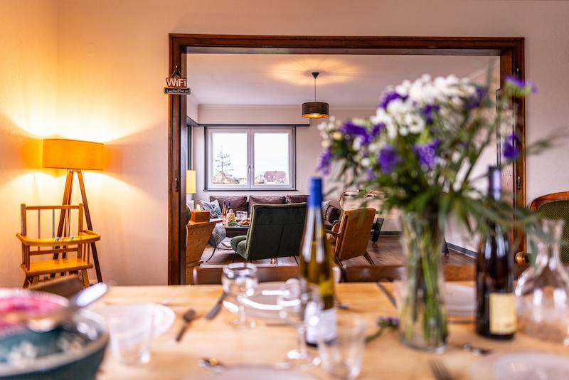 Chez-Maidala-Gite-Airbnb-Colmar-Alsace-Location-Vacances-Salle-a-manger-vaisselle-gastronomie-vin-decoration