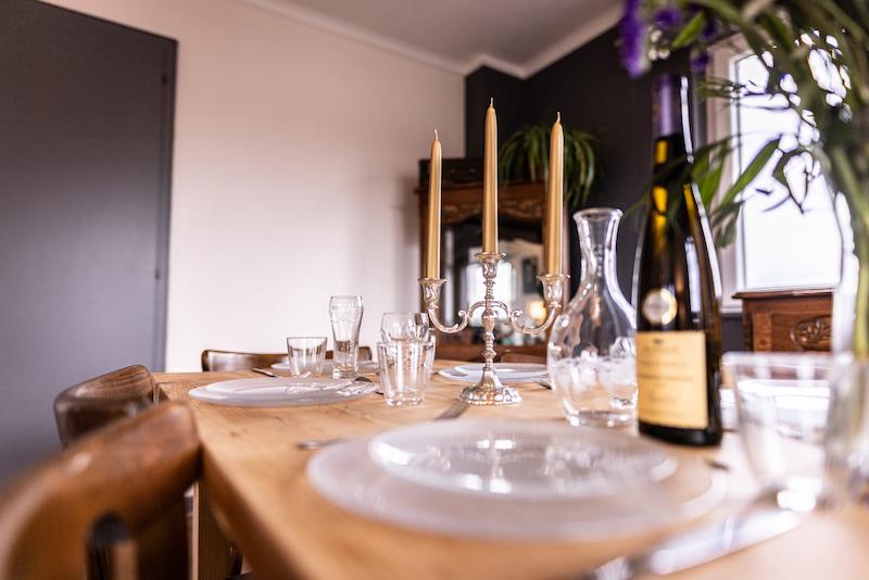 Chez-Maidala-Gite-Airbnb-Colmar-Alsace-Location-Vacances-Salle-a-manger-vaisselle-gastronomie-vin-proches